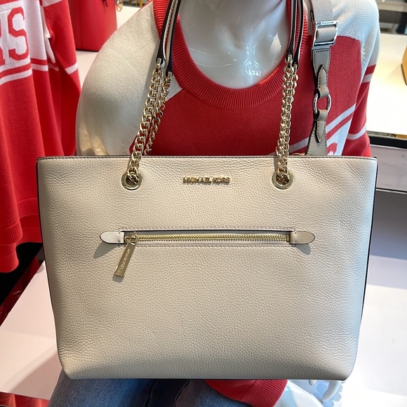 MICHAEL KORS
Jet Set Medium Front Zip Pebbled Leather Chain Tote Bag
Light Cream - Picture 16 of 16